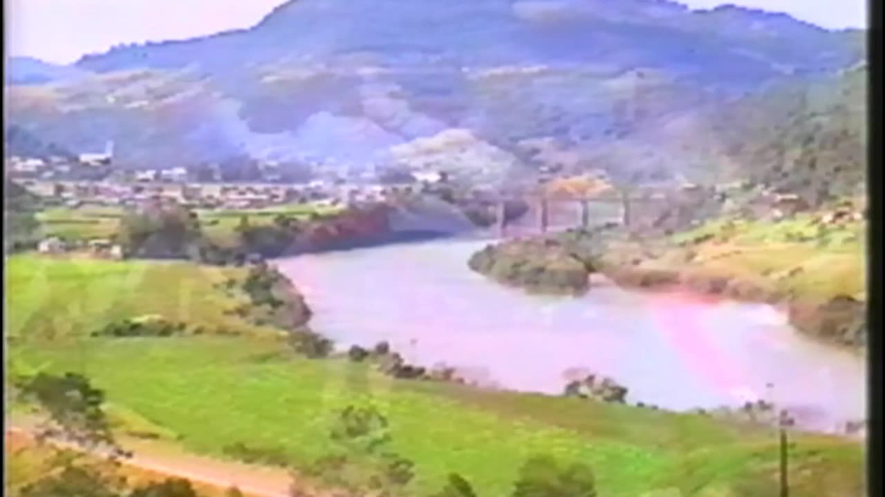 Documentário sobre Muçum-RS (1988) Documentário super bizarro sobre uma cidade do Rio Grande do Sul. Encontrei em uma fita VHS na casa do meu vô esses dias.