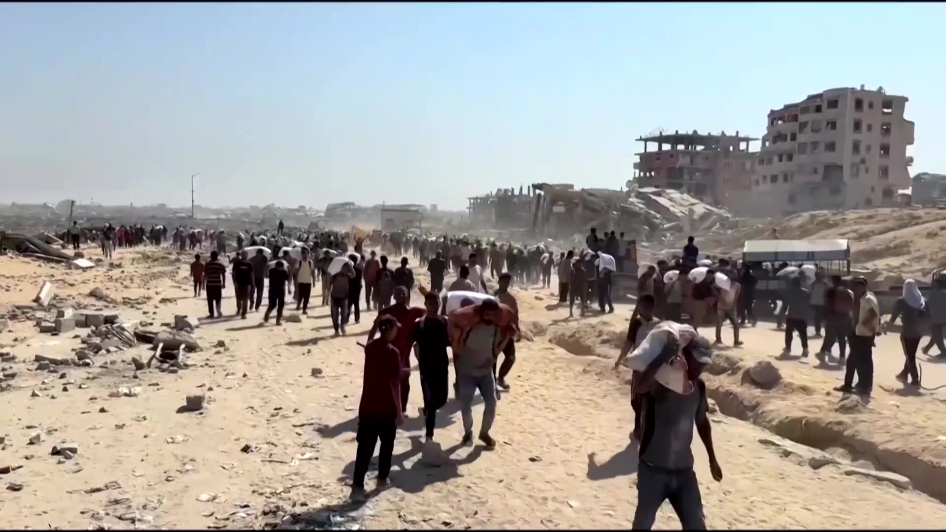 Gazans collect aid as Israel announces partial humanitarian pause