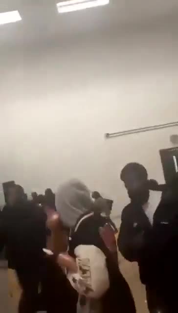 🚨🔪 ARMED GANG INTERRUPTS PARTY IN LONDON A