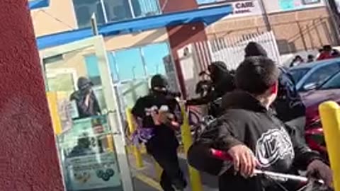 Woman confronts ‘teens’ on bikes looting and destroying a 7-Eleven