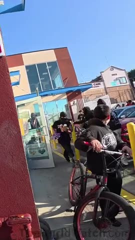 Woman confronts ‘teens’ on bikes looting and destroying a 7-Eleven