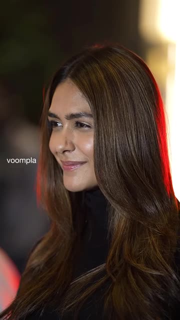 weekend scenes and mrunal thakur pops into the scene in andheri.mp4