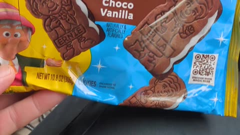 Keebler E L Fudge Choco Vanilla Elfwich Cookies Taste Test Fast-Food Restaurant Dessert Review Guys