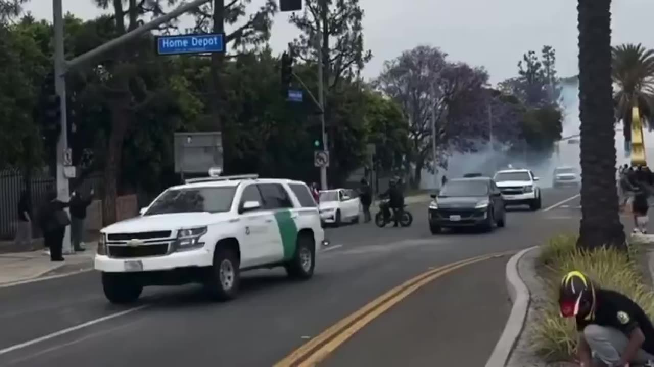 Los Angeles protester throws large rocks at ICE cars as officials arrest locals in Paramount