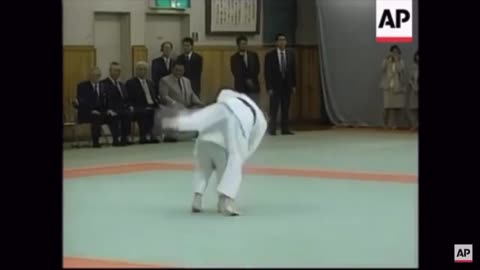 😱😱10-Year-Old Girl in Japan Throws Putin Effigy, Shocks Viewers😱😱