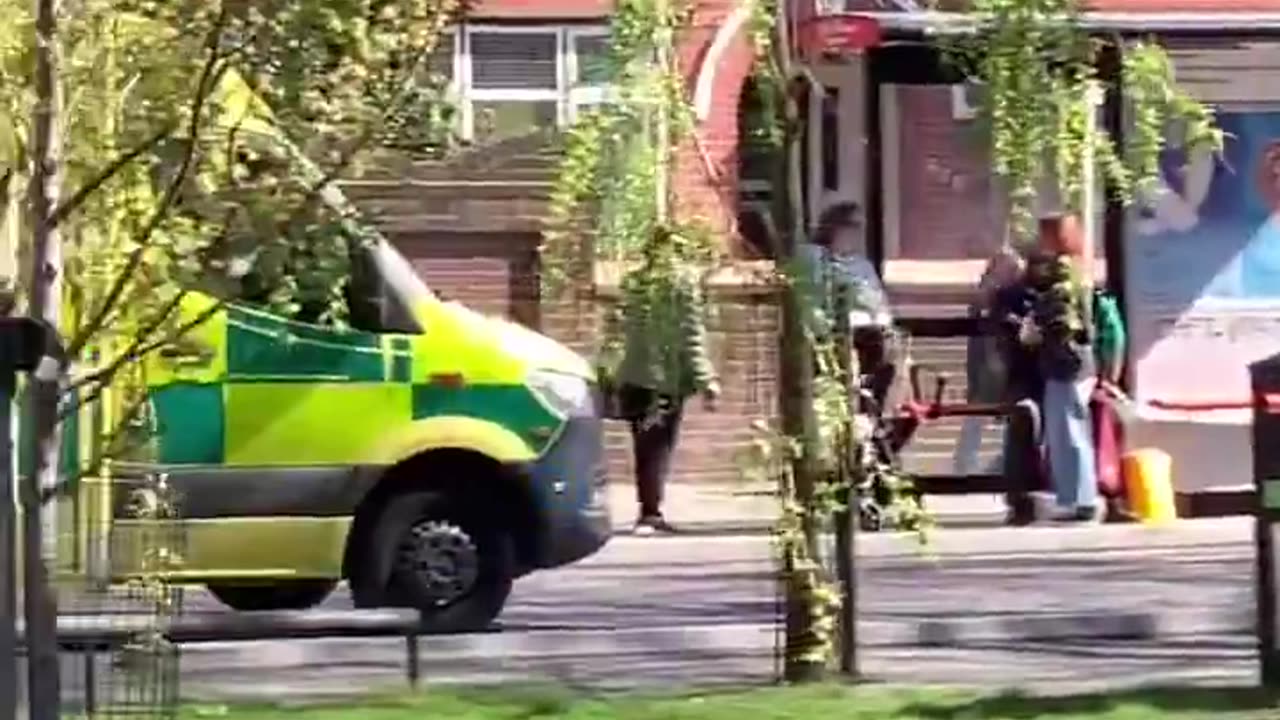 🚨🇬🇧BREAKING NEWS Two 17-year-old boys randomly stabbed by a foreigner in London