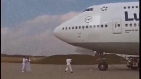 Boeing 747-400 Lufthansa…Use of escape hatch in the flight deck
