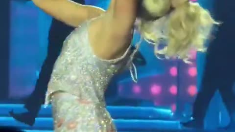 Sabrina Carpenter seemingly acts out ORAL SX mid show, now receiving backlash