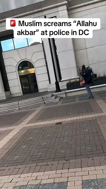 An Arab Muslim shouting "Allahu Akbar" at police officers in Washington DC, USA