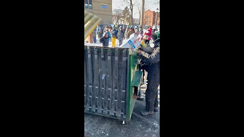 👮‍♂️ 🇺🇸 Anti-ICE rioters light dumpster fire to ram into police.