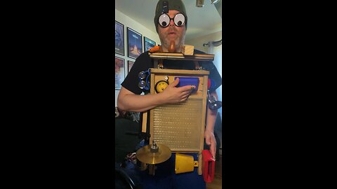 Googley eyed parakeet beat maker