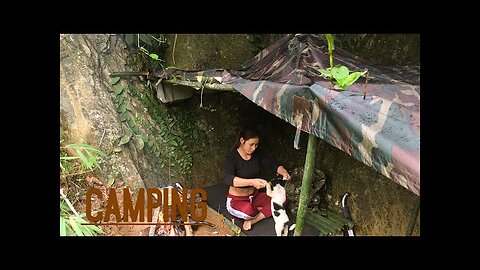 SOLO BUSHCRAFT AND CAMPING- On A Rainy Day, Cooking In The Wilderness - Survival skills