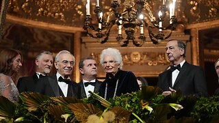 ITALIONI PREPARATEVI ALLA FAME MENTRE L'ÈLITE SI DIVERTE ALLA FACCIA VOSTRA ALLA SCALA DI MILANO!!!!