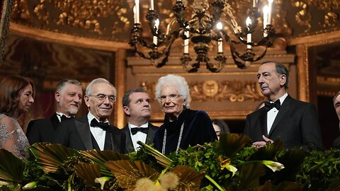 ITALIONI PREPARATEVI ALLA FAME MENTRE L'ÈLITE SI DIVERTE ALLA FACCIA VOSTRA ALLA SCALA DI MILANO!!!!