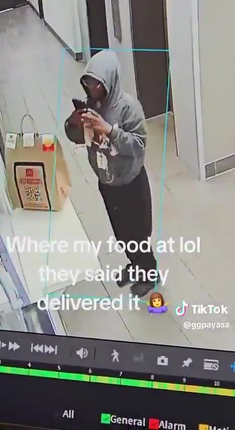 Another black Door Dasher steals a customers food.