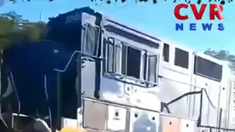 Amazing: కంట్రోల్ తప్పిన ట్రైన్ సినిమాటెక్ లో దూకేసిన డ్రైవర్ | Viral Video | CV