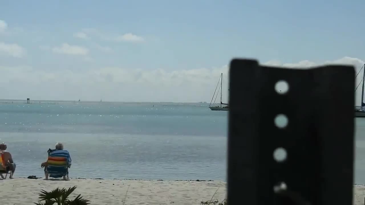 אוניות לא באמת נעלמות מאחורי הקימור זה רק תעתוע של הראייה שנגרם בגלל תנאי הים אדי המים כך פועלת הראייה שלנו