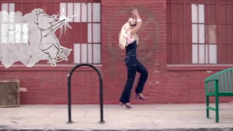 Ariana Grande - Step On Up