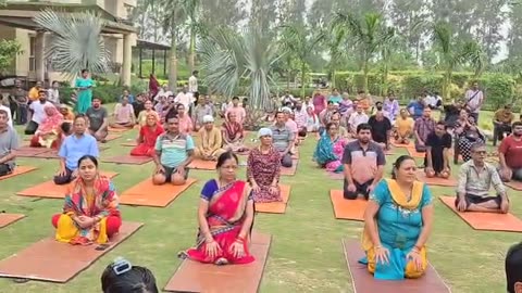 ज़मीन पर नंगे पाँव चलने से क्या होता है? फ़ायदा जानें आचार्य मनीष जी से।