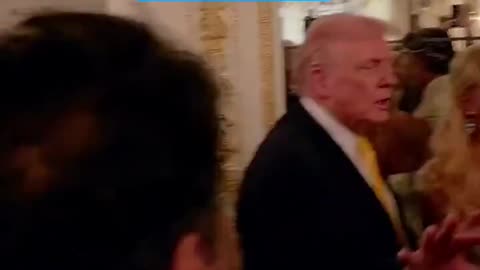 🔥 President Trump surprised guests by crashing a newlywed couple’s wedding last