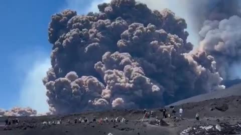 🚨BREAKING: Mount Etna in Italy suddenly erupts.