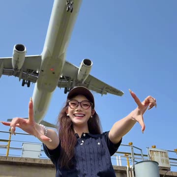 ✈️ Airplane overhead