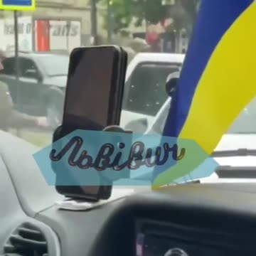 🇺🇦 Ukrainian military kindly helps a man into the car