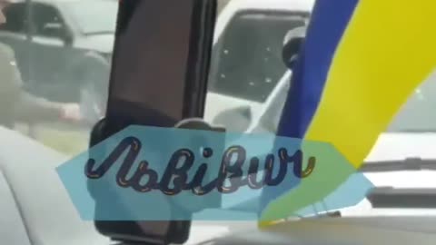 🇺🇦 Ukrainian military kindly helps a man into the car