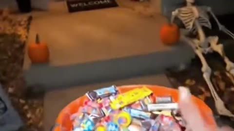 How2Basic Trick or Treating Tutorial #how2basic #halloween #trickortreat #sora