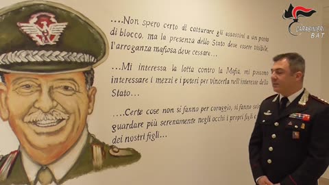 Puglia: il volto del Generale Dalla Chiesa dipinto all'ingresso del Comando Carabinieri BAT