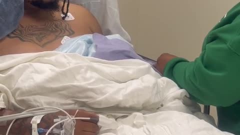 Man Pretends to Forget His Mom After Surgery
