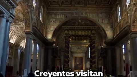 Fieles presentan sus respetos ante la tumba del papa Francisco