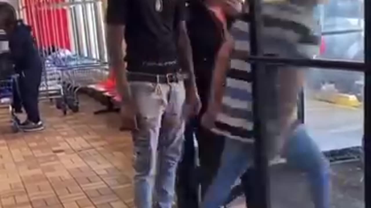Illegal Alien in Chicago gets mouthy with Black security guard 🇻🇪🌴🥥