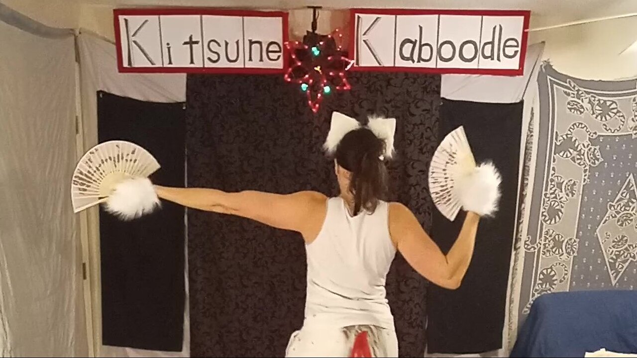 Kitsune cosplayer fan dancing with Chinese flavor!