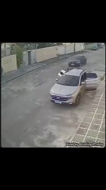 Never try to carjack a car full of off duty cops. Ouch.💥🔫