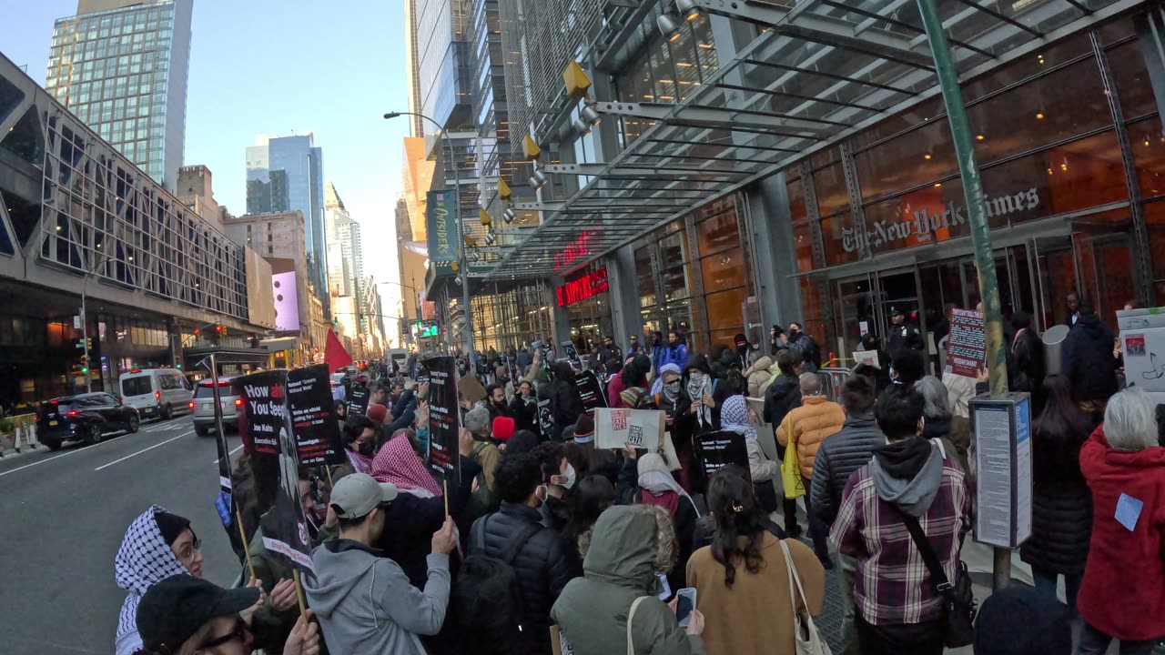 Honran al periodista Palestino Hossam Shabat frente a The New York Times.
