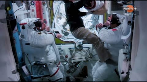 CO KOSMOS ROBI Z LUDZKIM CIAŁEM dokument pl