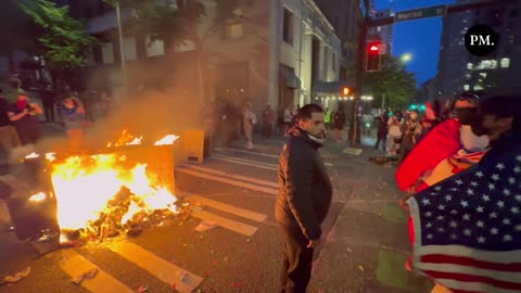 🚨 This young man saved the American Flag from being thrown into fire. I truly love this ❤️