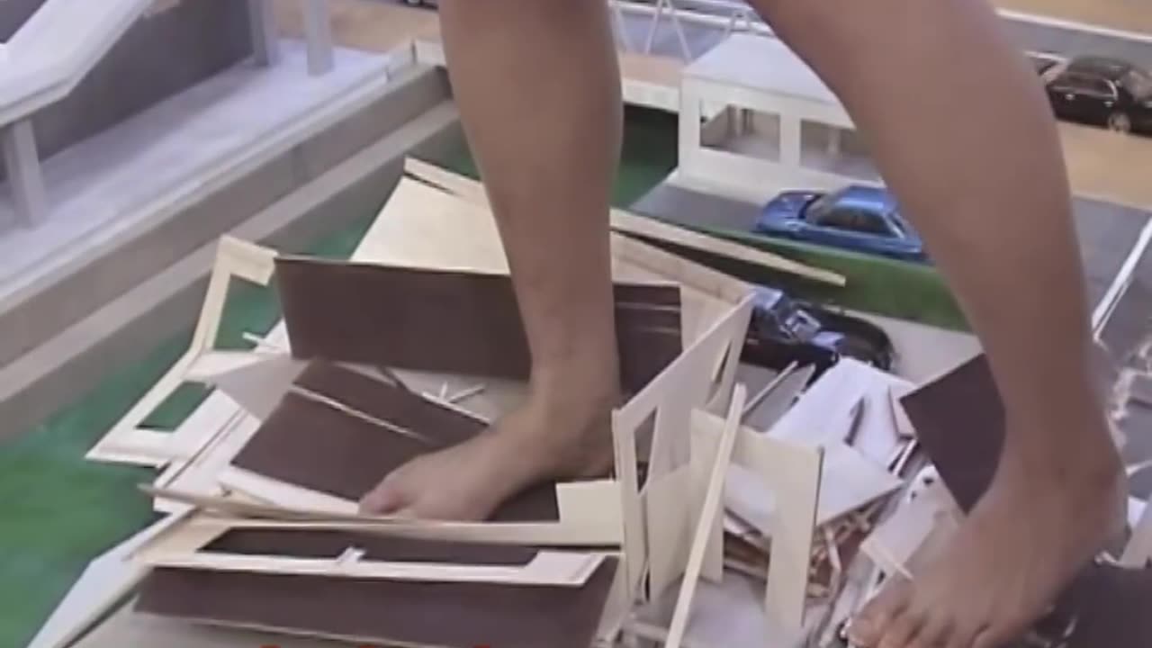 Giantess Destroys the City