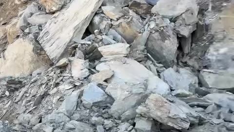 Shembet masivi shkëmbor në rrugën në ndërtim të Dukagjini