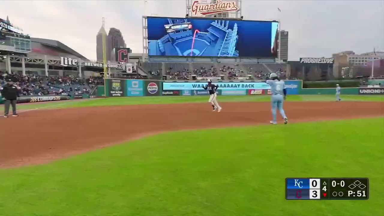 MLB Gabriel Arias gets the @CleGuardians on the board with this opposite-field 3-run homer ⚾️