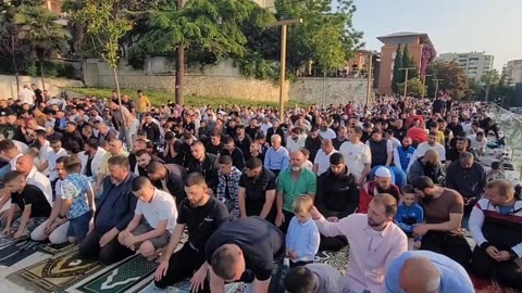Besimtarët myslimanë në Durrës festojnë Kurban Bajramin me mesazhe dashurie dhe paqeje