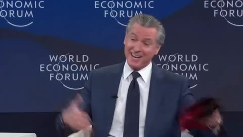 🚨 Gavin Newsom vừa mang “miếng đệm đầu gối” đến Davos để quỳ lậy trước Trump