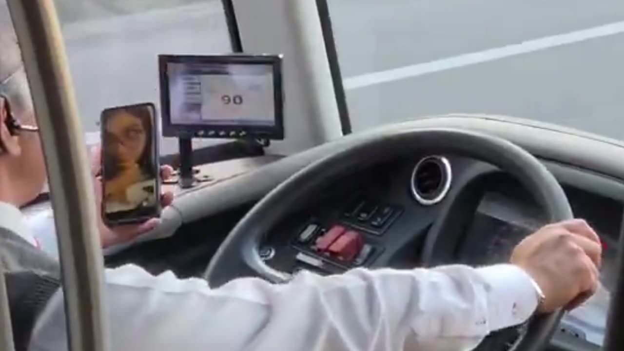Conductor de autobús graba videollamada mientras maneja