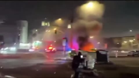 TOTAL DESTRUCTION AND UTTER MAYHEM (BURNING OF POLICE VEHICLES) IN LOS ANGELES, CA, USA
