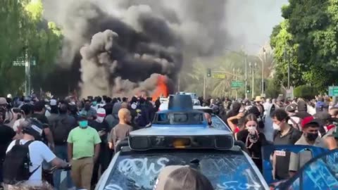TOTAL DESTRUCTION AND UTTER MAYHEM (BURNING OF POLICE VEHICLES) IN LOS ANGELES, CA, USA
