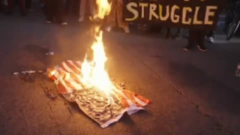 TOTAL DESTRUCTION AND UTTER MAYHEM (BURNING OF POLICE VEHICLES) IN LOS ANGELES, CA, USA