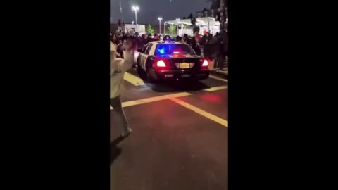 TOTAL DESTRUCTION AND UTTER MAYHEM (BURNING OF POLICE VEHICLES) IN LOS ANGELES, CA, USA