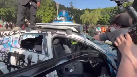 TOTAL DESTRUCTION AND UTTER MAYHEM (BURNING OF POLICE VEHICLES) IN LOS ANGELES, CA, USA