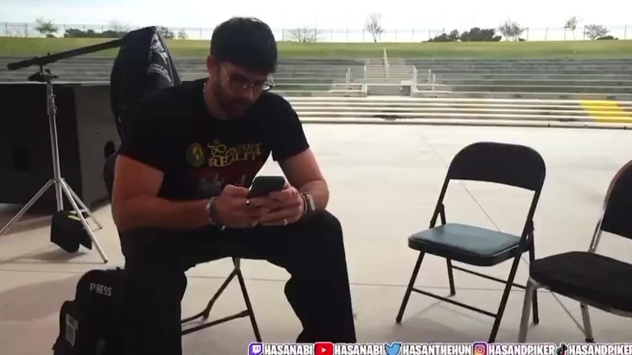 Hasan gets blackballed by the short Bernie and AOC
